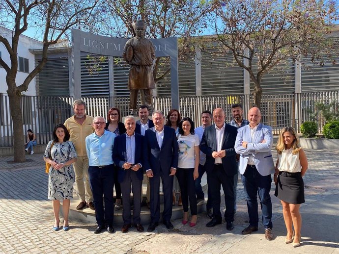 Espadas (centro), entre Pérez, Crespín y Ruiz, con otros candidatos y cargos públicos y orgánicos del PSOE de Córdoba.