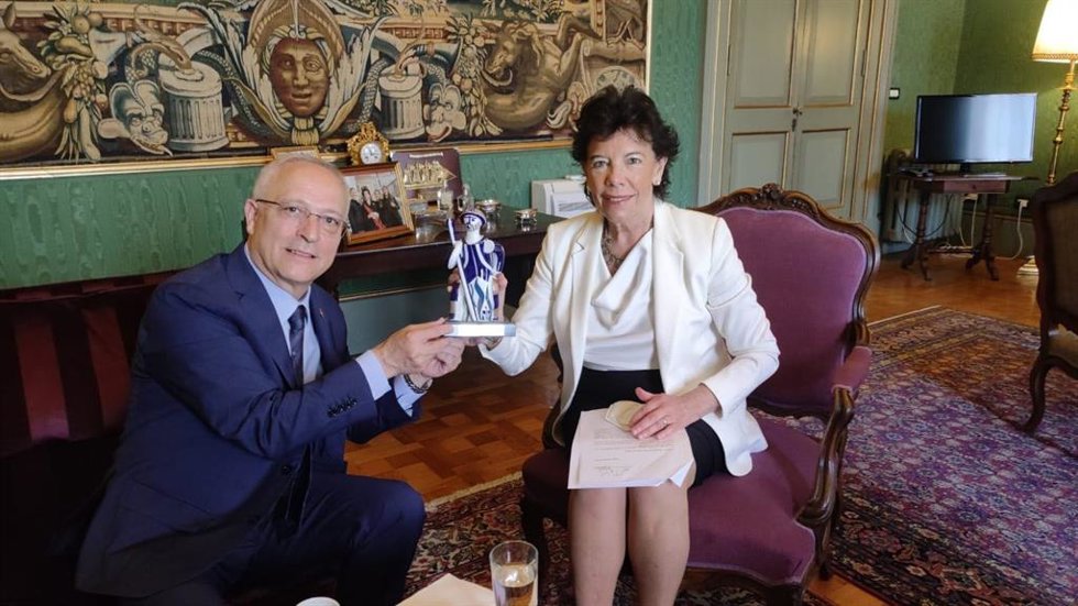 El presidente de la Asociación de Municipios del Camino Inglés, el senador Manuel Mirás Franqueira, y la embajadora de España ante la Santa Sede, Isabel Celaá