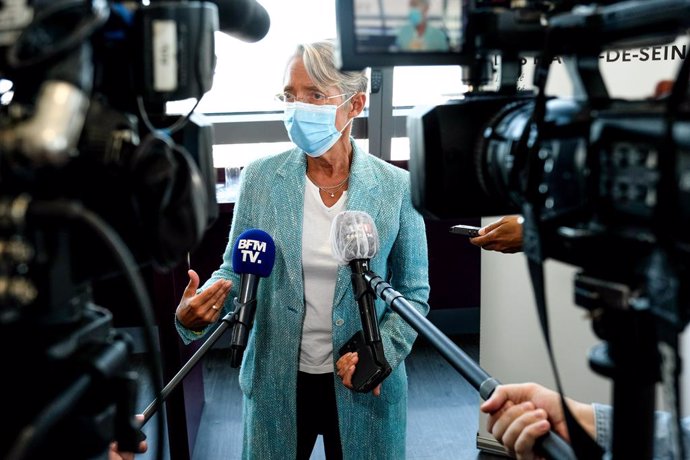 Archivo - 26 August 2020, France, Paris: Elisabeth Borne, French Minister of Labor, Employment, and Integration, speaks to the media during her visit to the ENGIE headquarters to get acquainted on their sanitary rules and measures against Covid-19. Face