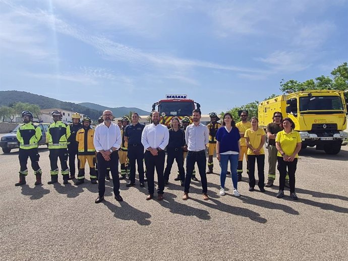 El conseller de Medio Ambiente y Territorio, Miquel Mir, y el gerente del Ibanat, Joan Ramon, presentan el opeativo para la campaña de alto riesgo de incendio forestal en las Pitiusas.