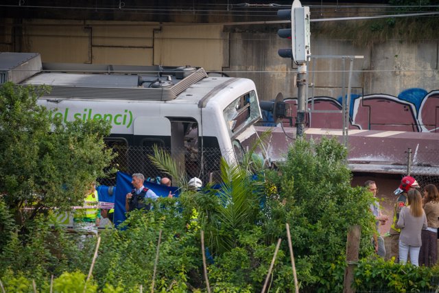 Accidente entre un tren de mercancías y un tren de pasajeros en una estación de Ferrocarrils de la Generalitat de Catalunya, a 16 de mayo de 2022, en Sant Boi, Barcelona, Cataluña (España).