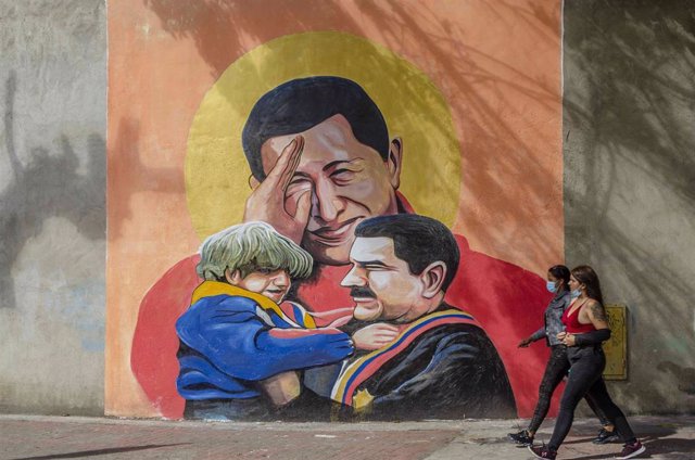 Archivo - Un mural de Hugo Chávez en Venezuela
