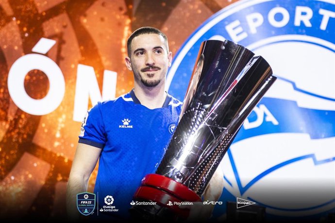 Zidane (Deportivo Alavés), con el tofeo de campeón de la eLaLiga Santander 2021-2022