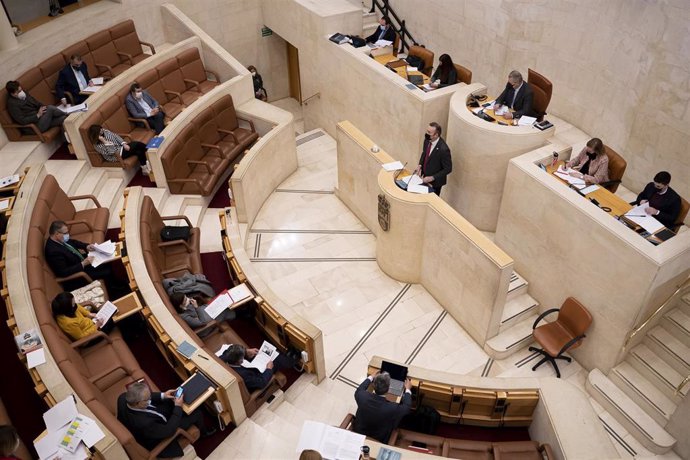 Archivo - El consejero de Desarrollo Rural, Ganadería, Pesca, Alimentación y Medio Ambiente, Guillermo Blanco, interviene en el pleno del Parlamento de Cantabria