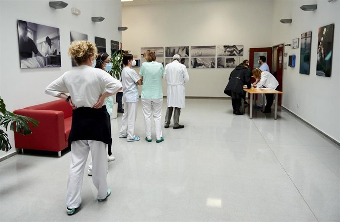 Archivo - Personal sanitario 