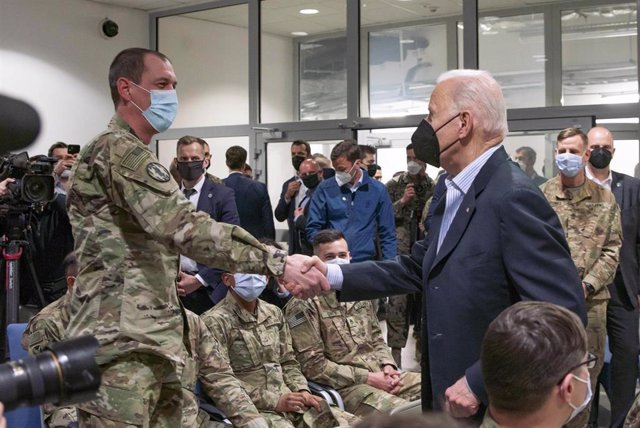 Archivo - El presidente de Estados Unidos, Joe Biden, saluda a un soldado en una base estadounidense en Polonia.