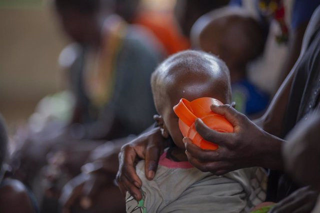 Archivo - Un niño es alimentado con leche nutritiva en el Hospital Sr Kizito en el distrito de Moroto, en Uganda