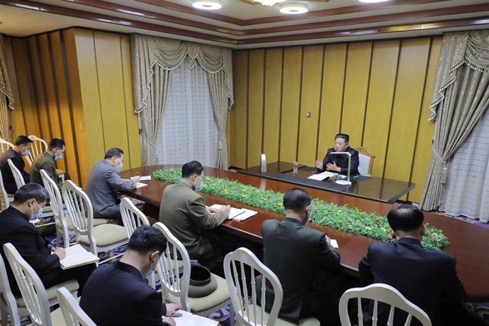 Una imagen facilitada por la agencia estatal de noticias de Corea del Norte (KCNA) el 13 de mayo de 2022, muestra al líder norcoreano Kim Jong-un visitando el centro de mando de emergencia nacional de cuarentena. Foto: -/KCNA/dpa