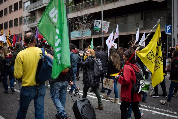 Archivo - Varios manifestantes se movilizan por las calles de Barcelona con banderas de diferentes sindicatos como parte de las movilizaciones por la huelga educativa