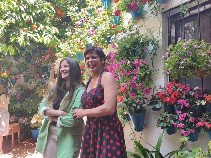 La candidata de Adelante Andalucía a la presidencia de la Junta, Teresa Rodríguez (dcha.) , en una foto de archivo junto a Marta Sánchez, candidata por Córdoba, en un patio cordobés.