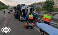 Herido un hombre de 64 años tras el vuelco del camión trailer que conducía en Mieres