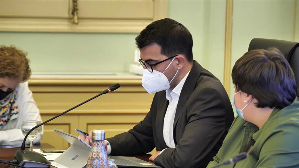 Archivo - El conseller de Fondos Europeos, Universidad y Cultura, Miquel Company, en una comparecencia en el Parlament balear.