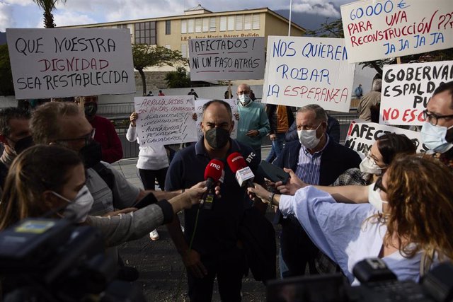 Archivo - El presidente de la asociación social Volcán Cumbre Vieja, Juan Vicente Rodríguez Leal, ofrece declaraciones en una marcha de protesta por la erupción volcánica de Cumbre Vieja, a 25 de febrero de 2022, en Los Llanos de Aridane, La Palma