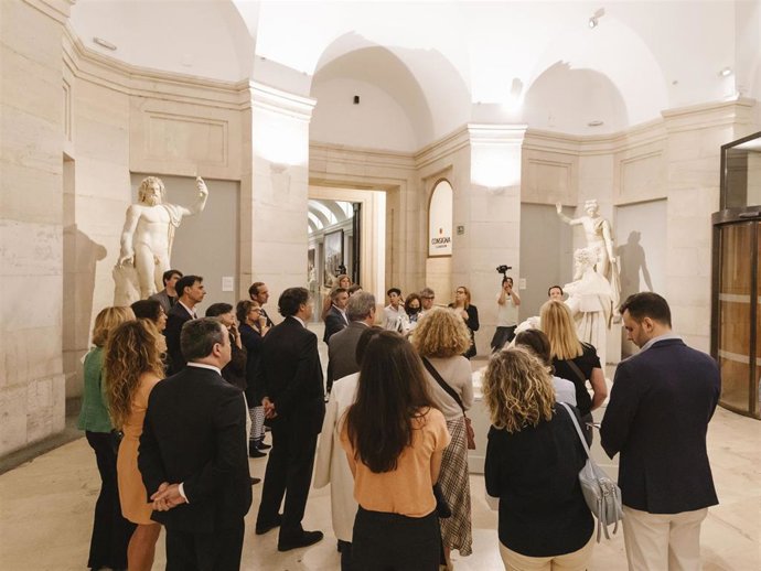 Un momento de la visita privada que Lacer ha organizado en el Museo del Prado para analizar la evolución de la salud oral con algunas de sus obras más importantes