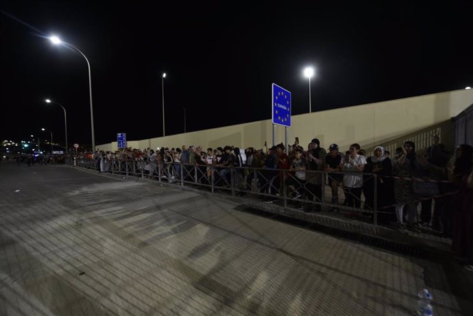 Grupos de personas esperan la llegada de familiares, amigos y conocidos que cruzan la frontera de España y Marruecos en Ceuta, a 17 de mayo de 2022, en Ceuta (España). 