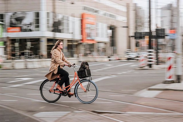Una mujer se desplaza en bicicleta