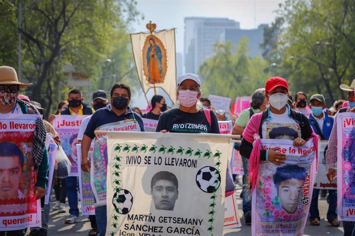 Archivo - Protesta en México por el aniversario de los 43 estudiantes desaparecidos en Igualda