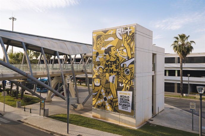 El Aeropuerto de Valncia luce una lona gigante diseñada por el ilustrador Lawerta que sirve para dar la bienvenida a los visitantes de la Capital Mundial del Diseño 2022