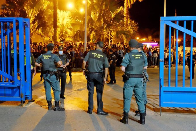 Guardias civiles en la frontera de España y Marruecos en Melilla, a 17 de mayo de 2022, día de su reapertura