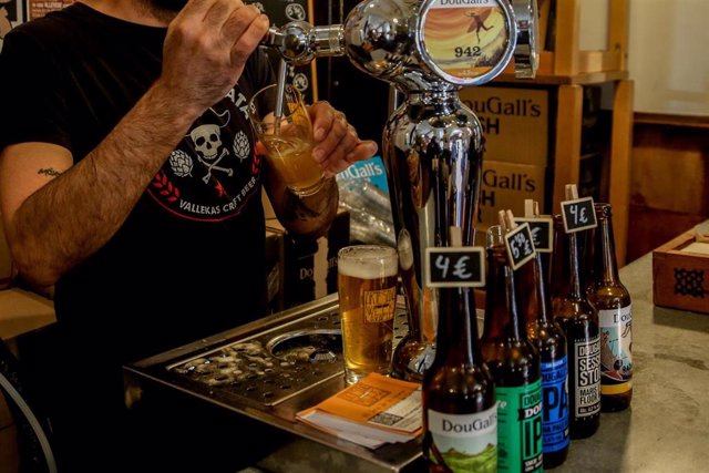 Archivo - Un camarero tira una cerveza artesanal en uno de los bares que participan en Artesana Week Lavapiés.