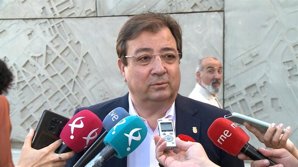 El presidente de la Junta de Extremadura, Guillermo Fernández Vara, en declaraciones a los medios en Mérida