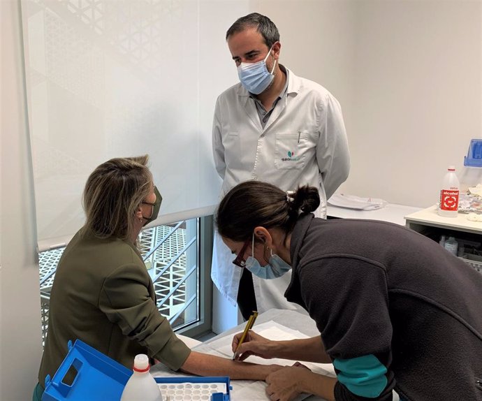 Una enfermera realiza una prueba cutánea de alergia ('prick test') a una paciente en consulta del doctor García Núñez.