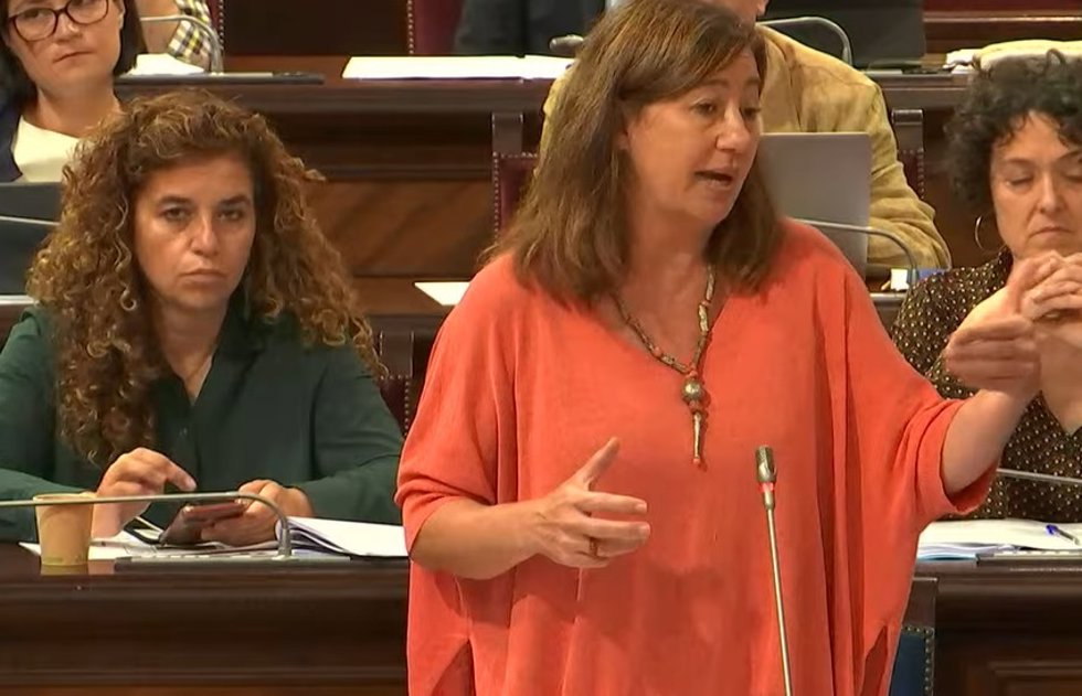 La presidenta del Govern, Francina Armengol, en el Parlament.