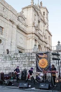 Archivo - Imagen de archivo de un concierto junto a la Catedral de Valladolid.