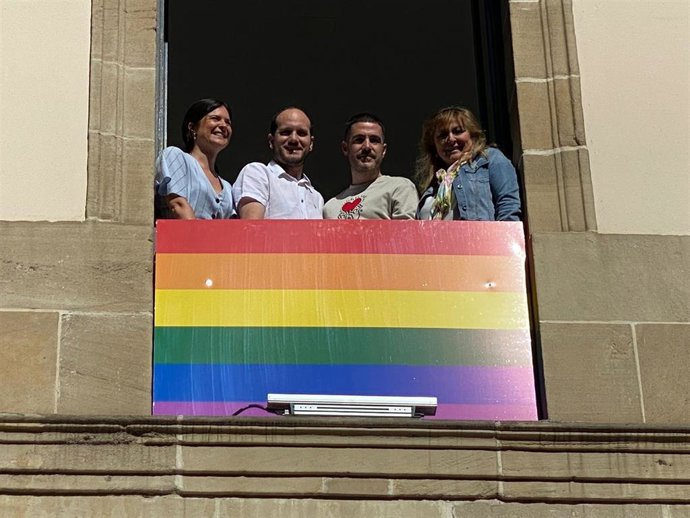 Representantes de PNV, EH Bildu, PSE y E-Podemos posan tras la lectura de la declaración en el Parlamento