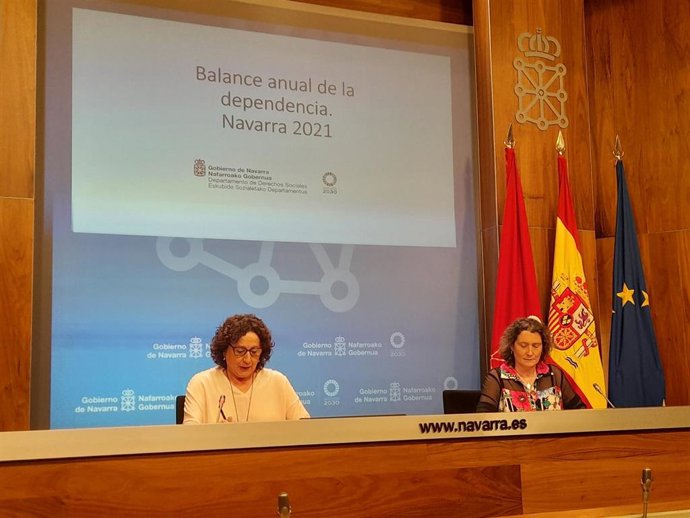 La consejera de Derechos Sociales del Gobierno de Navarra, M Carmen Maeztu, y la directora gerente de la Agencia Navarra de Autonomía y Desarrollo de las Personas, Inés Francés, durante la rueda de prensa