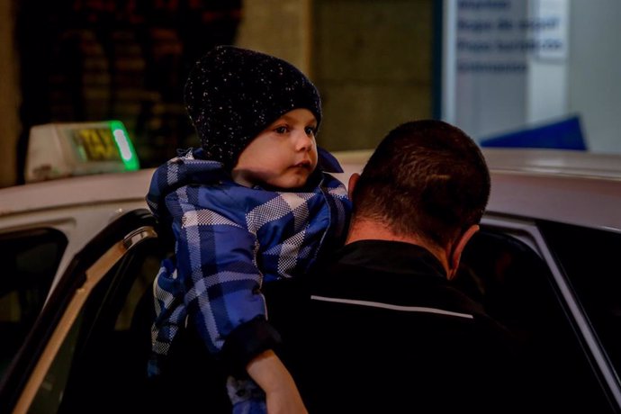 Archivo - Un taxista sostiene en brazos a un niño ucraniano a su llegada a Madrid, a 16 de marzo de 2022, en Madrid (España).