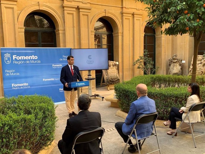 El consejero de Fomento e Infraestructuras, José Ramón Díez de Revenga, y el nieto del inventor del autogiro, Fernando de la Cierva, tras la presentación de la identidad corporativa del Aeropuerto Internacional de la Región de Murcia-Juan de la Cierva