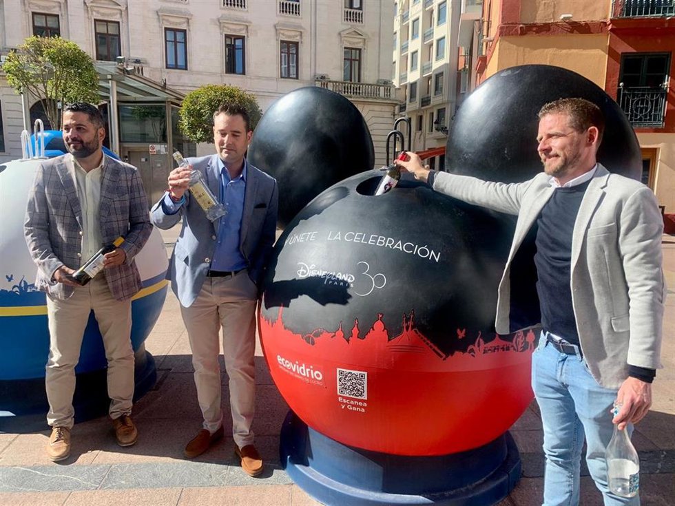 El alcalde de Burgos, Daniel de la Rosa, en el centro de la imagen y a su derecha el concejal de Medio Ambiente, Josúe Temiño y un representante de Ecovidrio.