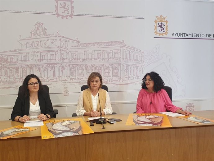 La concejal de Acción y Promoción Cultural del Ayuntamiento de León, Evelia Fernández, -en el centro- y la presidenta de la Asociación de Libreros de León, Sandra Llamas.