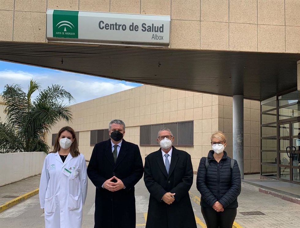 Archivo - El delegado de Salud visita el centro de salud de Albox.