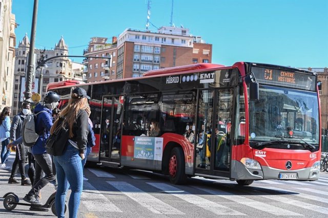 Imatge d'un autobús de l'EMT de València en el centre de la ciutat.