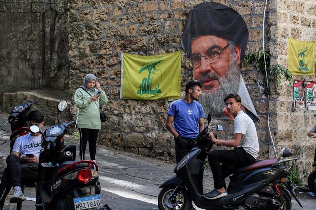 Bandera de Hezbolá y efigie de su líder, Hasán Nasralá, en Beirut, Líbano