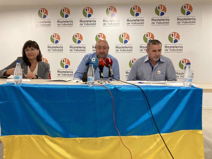 Judith Sobrino (i), Jaime Fernández y Vasyl Tsekh, durante su comparecencia ante los medios.