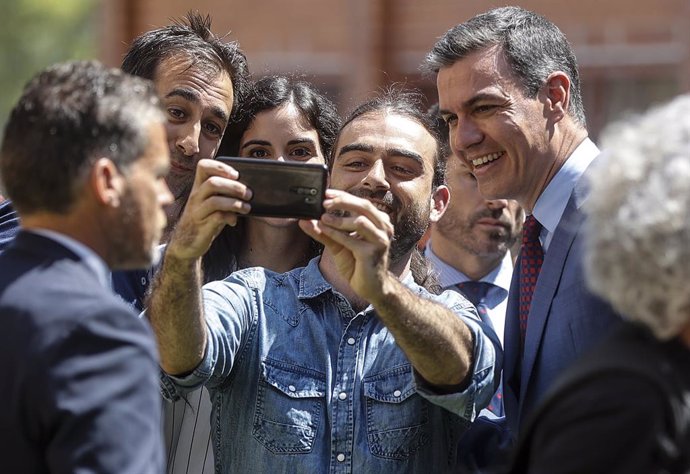 El president del Govern, Pedro Sánchez, es tira un selfie amb els alumnes durant la seua visita el Centre Integrat Públic de Formació Professional de Mislata, a 16 de maig de 2022, a Mislata, Valncia, Comunitat Valenciana (Espanya).