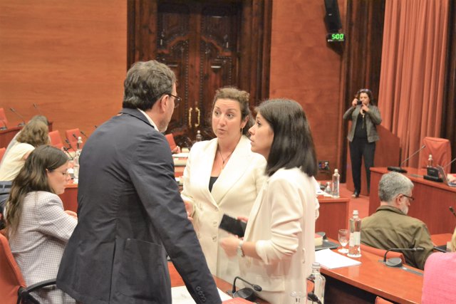 Alícia Romero (PSC) y Marta Vilalta (ERC) charlan con Josep Rius (Junts) en la Junta de Portavoces de este martes.
