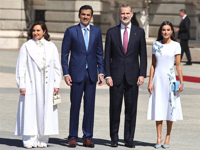 Los Reyes han recibido con honores al Emir de Catar y a su esposa en el Palacio Real