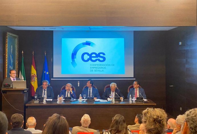 El director general de Garántia detalla ante la Junta Directiva de la CES la evolución de la SGR andaluza.