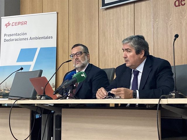 Los responsables de Protección Ambiental del Parque Energético La Rábida, Antonio García Sánchez y de Planta Química de Palos, Alfonso Huerta Ourcel, presentan en rueda de prensa la Declaración Ambiental 2021 de Cepsa.