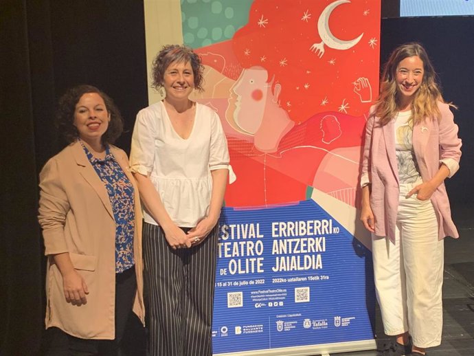 La consejera Esnaola y las nuevas directoras artísticas del Festival, Ane Pikaza y María Goiricelaya.