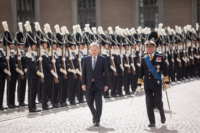 Sauli Niinisto, presidente de Finlandia, recibido en Suecia por el rey Carlos Gustavo