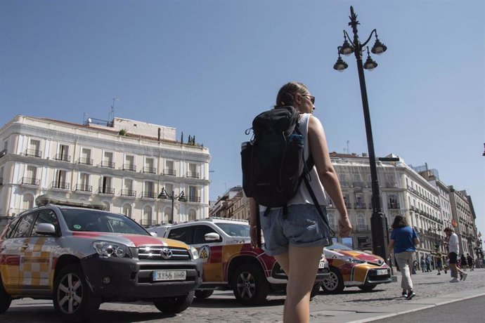 Archivo - Una mujer camina frente a varios vehículos de Samur Protección Civil, en la Puerta del Sol, a 12 de agosto de 2021, en Madrid (España). Samur Protección Civil ha presentado este jueves a los medios de comunicación varios de sus recursos para t