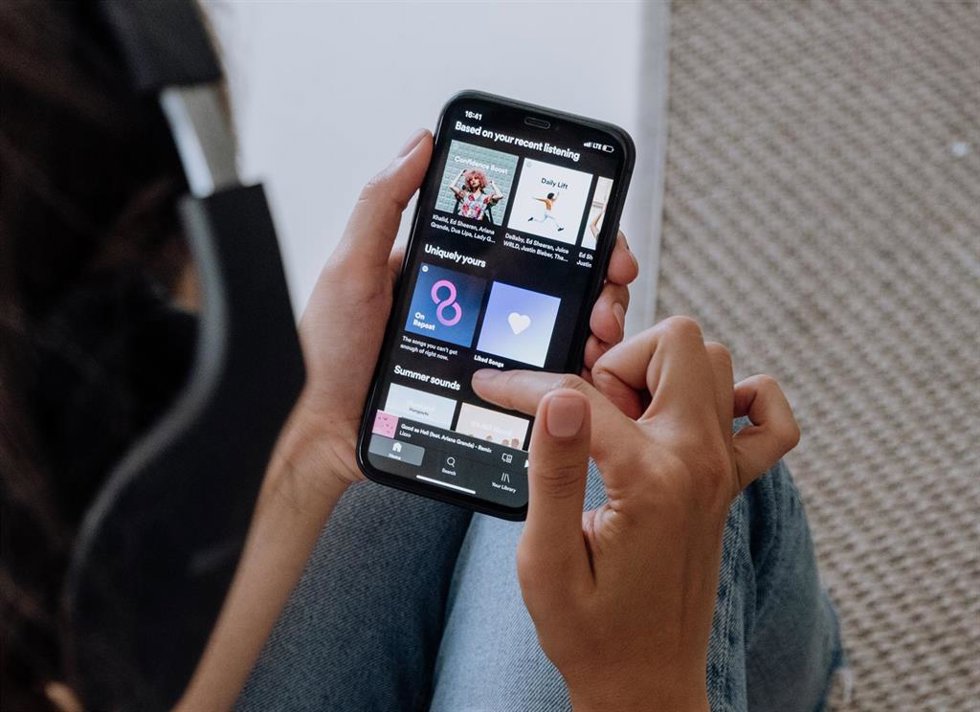 Un usuario de Spotify utilizando la aplicación