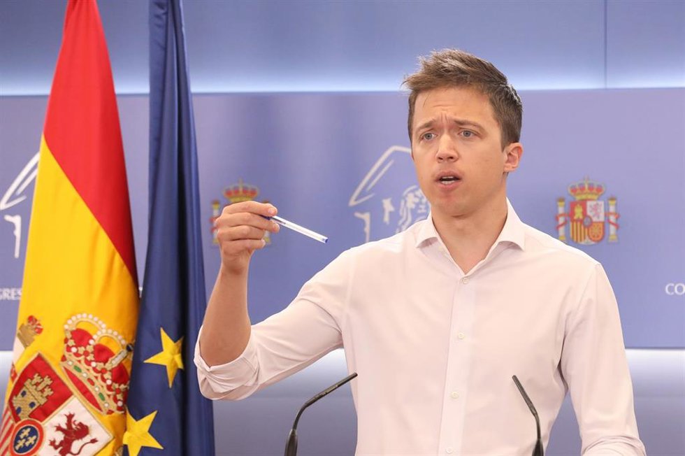 El portavoz de Más País en el Congreso, Íñigo Errejón, responde a los medios en una rueda de prensa previa a una Junta de Portavoces en el Congreso de los Diputados, a 17 de mayo de 2022, en Madrid (España). 