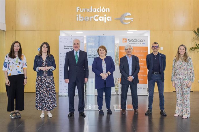 Firma del convenio emtre Fundación Ibercaja, Fundación CAI y Fundación Centro de Solidaridad de Zaragoza.