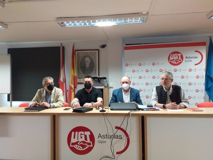 El secretario general de UGT Asturias Javier Fernández Lanero, durante su participación en la jornada coloquio titulada 'Estado actual de las pensiones, en la sede del sindicato en Gijón